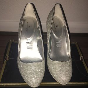 GLITTERY SILVER PUMPS